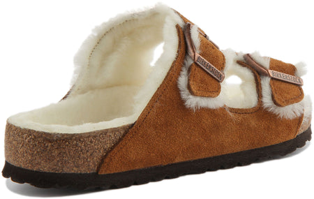 Sandali Birkenstock Arizona | Pelle scamosciata color visone con fodera in pelliccia di agnello da donna