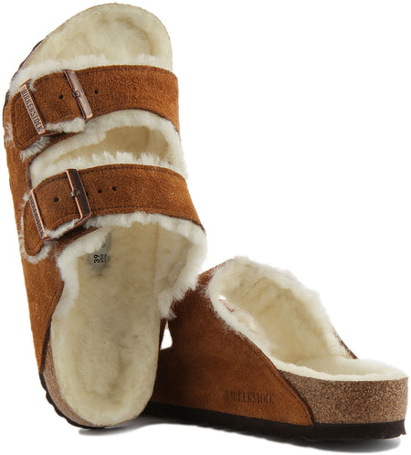 Sandali Birkenstock Arizona | Pelle scamosciata color visone con fodera in pelliccia di agnello da donna