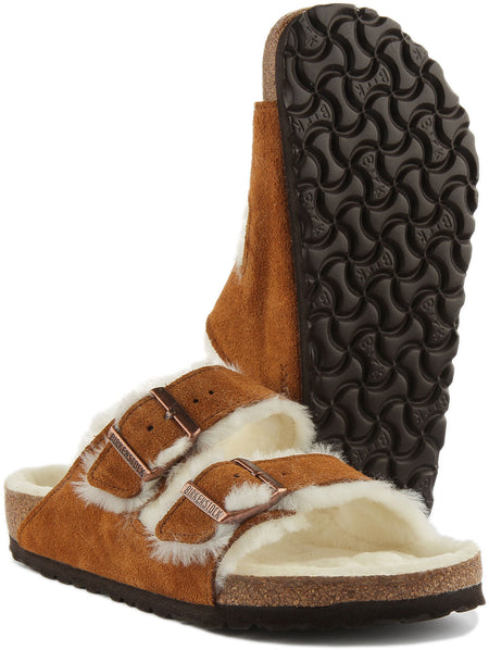 Sandali Birkenstock Arizona | Pelle scamosciata color visone con fodera in pelliccia di agnello da donna