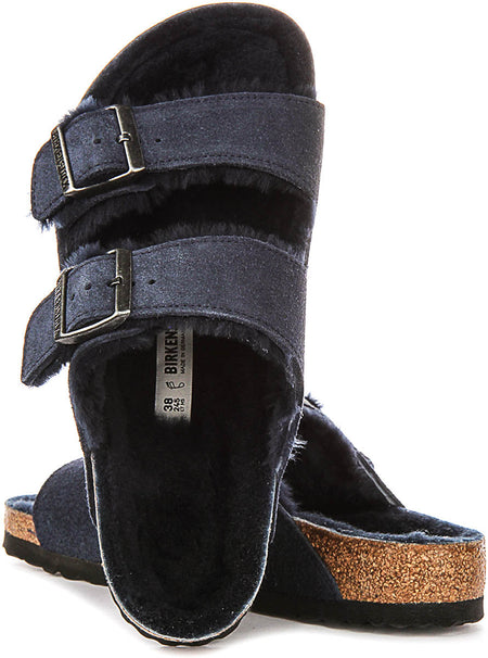 Sandales Birkenstock Arizona | en daim bleu marine doublé de peau lainée pour femmes – largeur normale